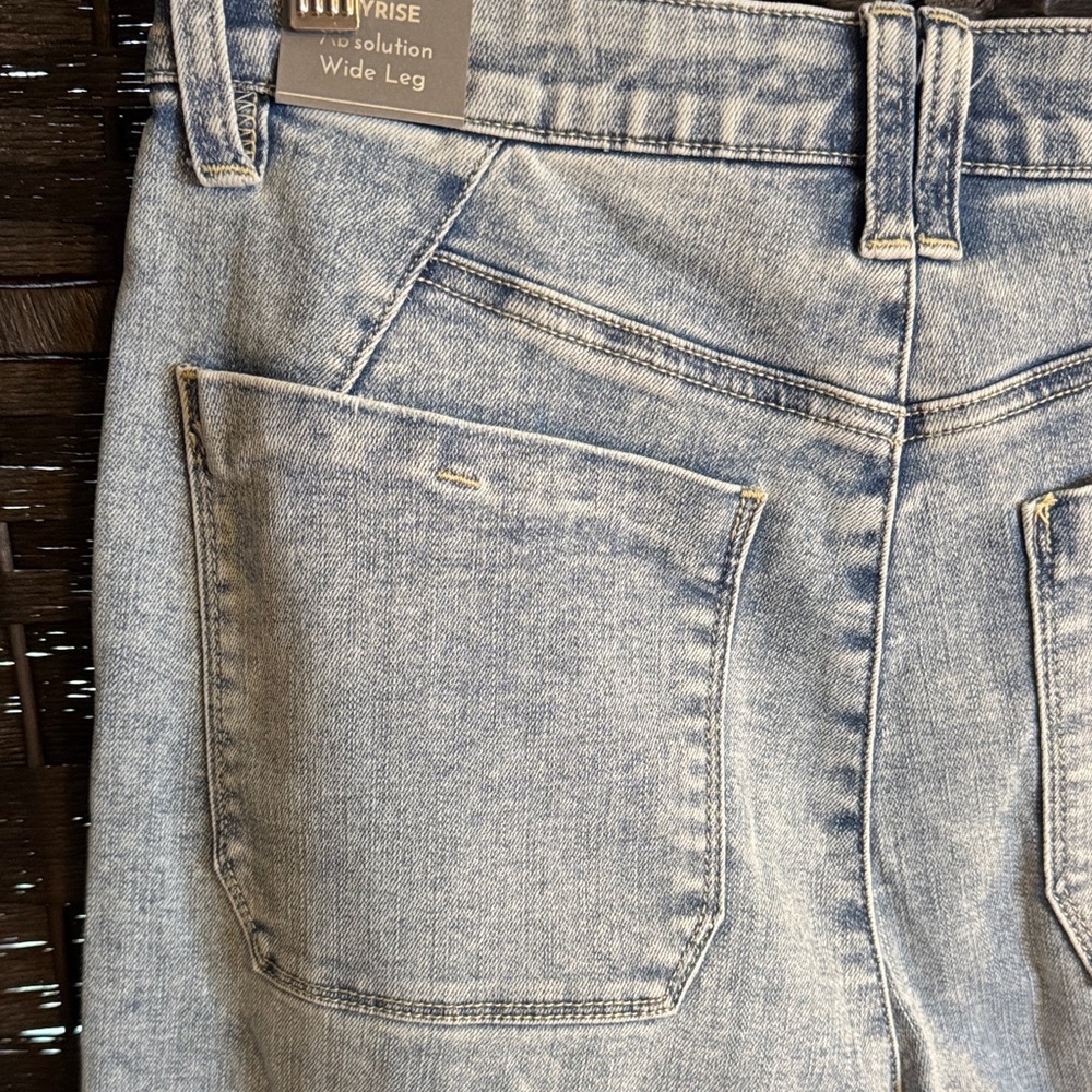 Light Wash Wide Leg Women’s Jeans - Picture 9 of 13